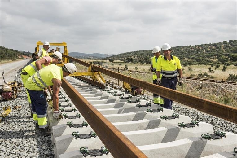 ADIF AVANZA EN LAS OBRAS DE RENOVACIÓN ENTRE GUADALMEZ Y CASTUERA